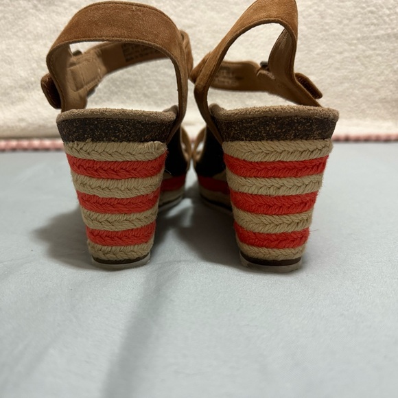 Stylish Tan and Red Wedge Sandals - Picture 6 of 8